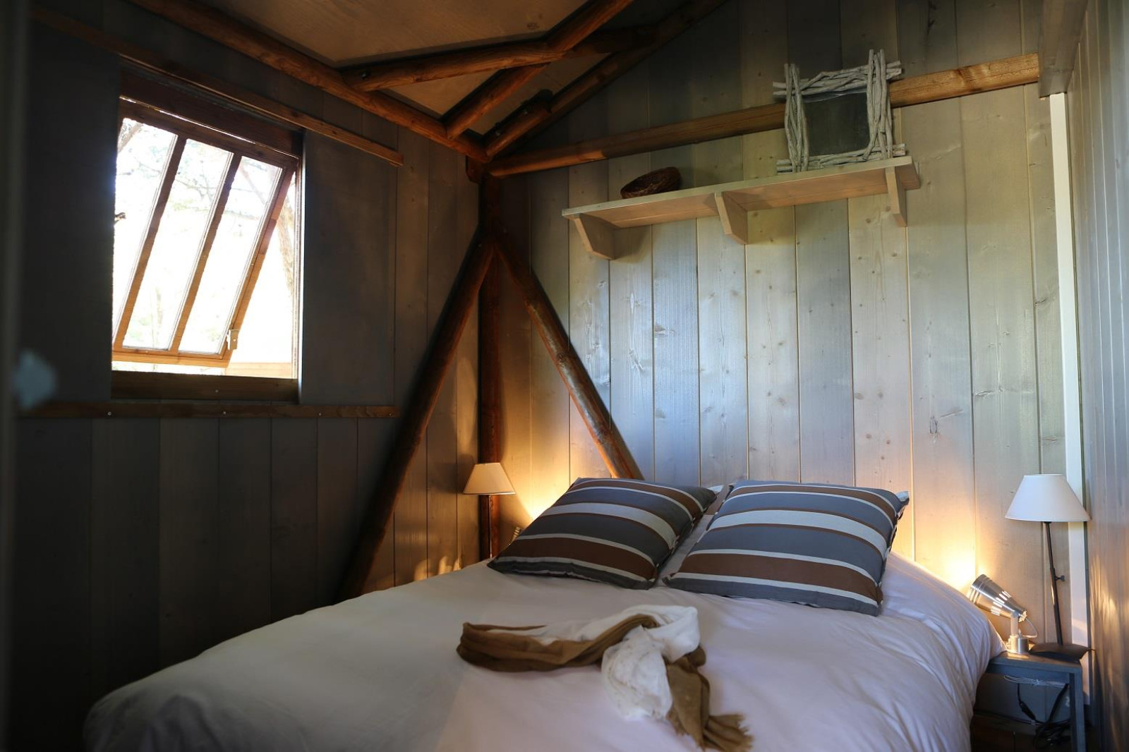 Knusse slaapkamer in houten hut bij Hut Lodge hout Comfort, Flower Camping Le Bel Air, Frankrijk.