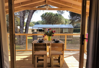 Udsigt fra en træhytte ved Cosyflower Premium på Flower Camping Le Bel Air med terrasse og udendørs spiseområde.