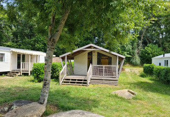 Freeflower Standard safaritent bij Flower Camping Le Kerleyou in Frankrijk, tussen groen en chalets.