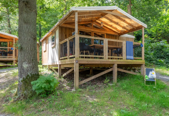 Lodge Cosyflower Premium in legno immerso nel verde, perfetto per una vacanza rilassante nella natura.