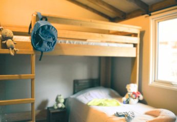 Habitación con litera y cama individual en Lodge VIP Premium de Flower Camping La Chênaie, Francia.