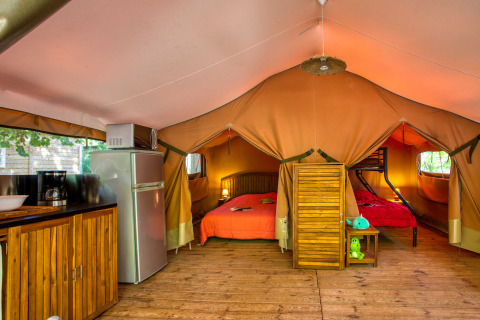 Interieur van een comfortabel safaritent bij Freeflower Confort, Flower Camping La Sagne, Frankrijk.