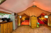 Interieur van een comfortabele safaritent in Freeflower Confort, Flower Camping La Sagne, Frankrijk.