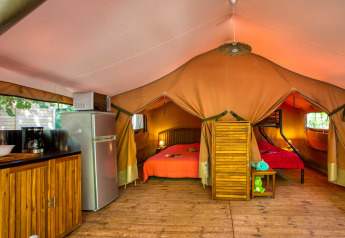 Intérieur d'une tente safari confortable Freeflower Confort, Flower Camping La Sagne en France.