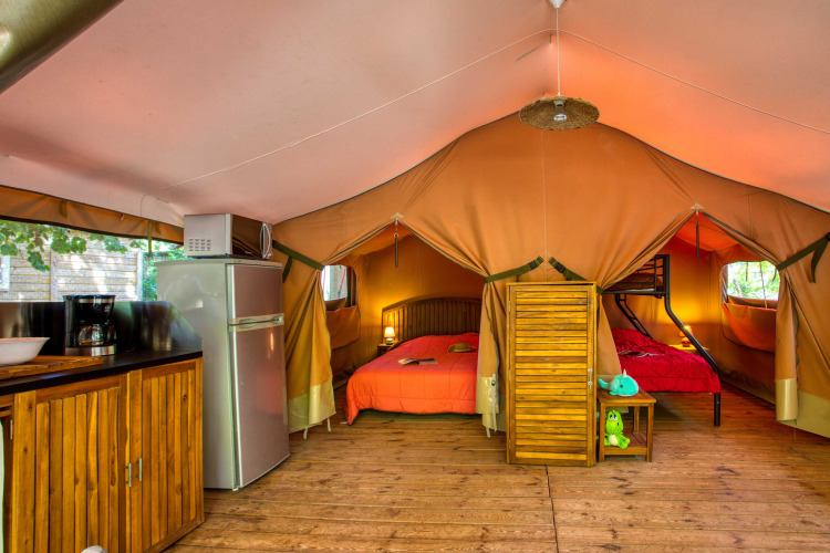 Interieur van een comfortabel safaritent bij Freeflower Confort, Flower Camping La Sagne, Frankrijk.