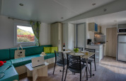 Innenaufnahme eines modernen Wohn- und Essbereichs im Stacaravan Campbell Premium bei Flower Camping La Sagne.
