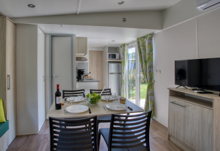Sala y comedor modernos en Stacaravan Campbell Premium, Flower Camping La Sagne, Francia