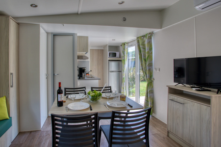 Sala y comedor modernos en Stacaravan Campbell Premium, Flower Camping La Sagne, Francia