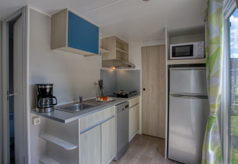 Moderne Küche im Stacaravan Campbell Premium auf Flower Camping La Sagne in Frankreich, komplett ausgestattet.