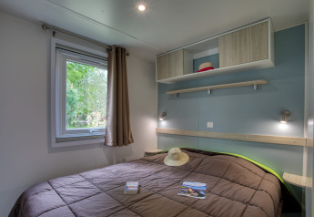 Chambre dans une Stacaravan Campbell Premium au Flower Camping La Sagne en France, style moderne et chaleureux.