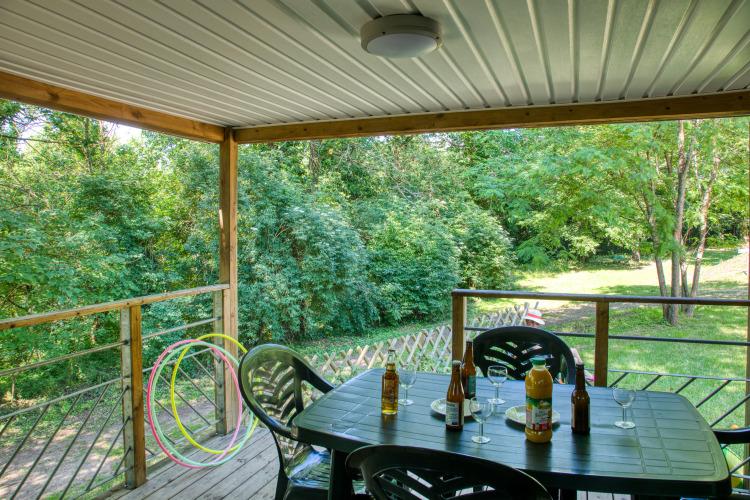 Overdekt terras bij stacaravan Cayuga Confort op Flower Camping La Sagne in Frankrijk.