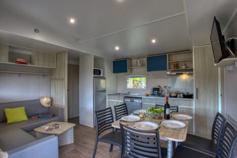 Salon et cuisine modernes d'un mobil-home Arlequin Premium au Flower Camping La Sagne en France.