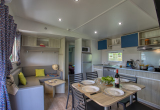 Zona giorno e cucina moderna nella Stacaravan Arlequin Premium al Flower Camping La Sagne in Francia.