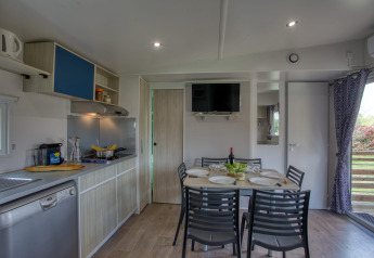 Cocina y comedor modernos en Stacaravan Arlequin Premium de Flower Camping La Sagne en Francia.