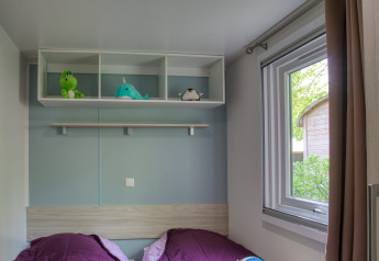 Acogedora habitación en Stacaravan Arlequin Premium, Flower Camping La Sagne, con dos camas y juguetes.