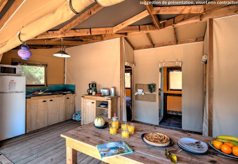 Indvendigt billede af en komfortabel safari telt Ecolodge Cotton Toilée CONFORT på Flower Camping Le Conleau, Frankrig.