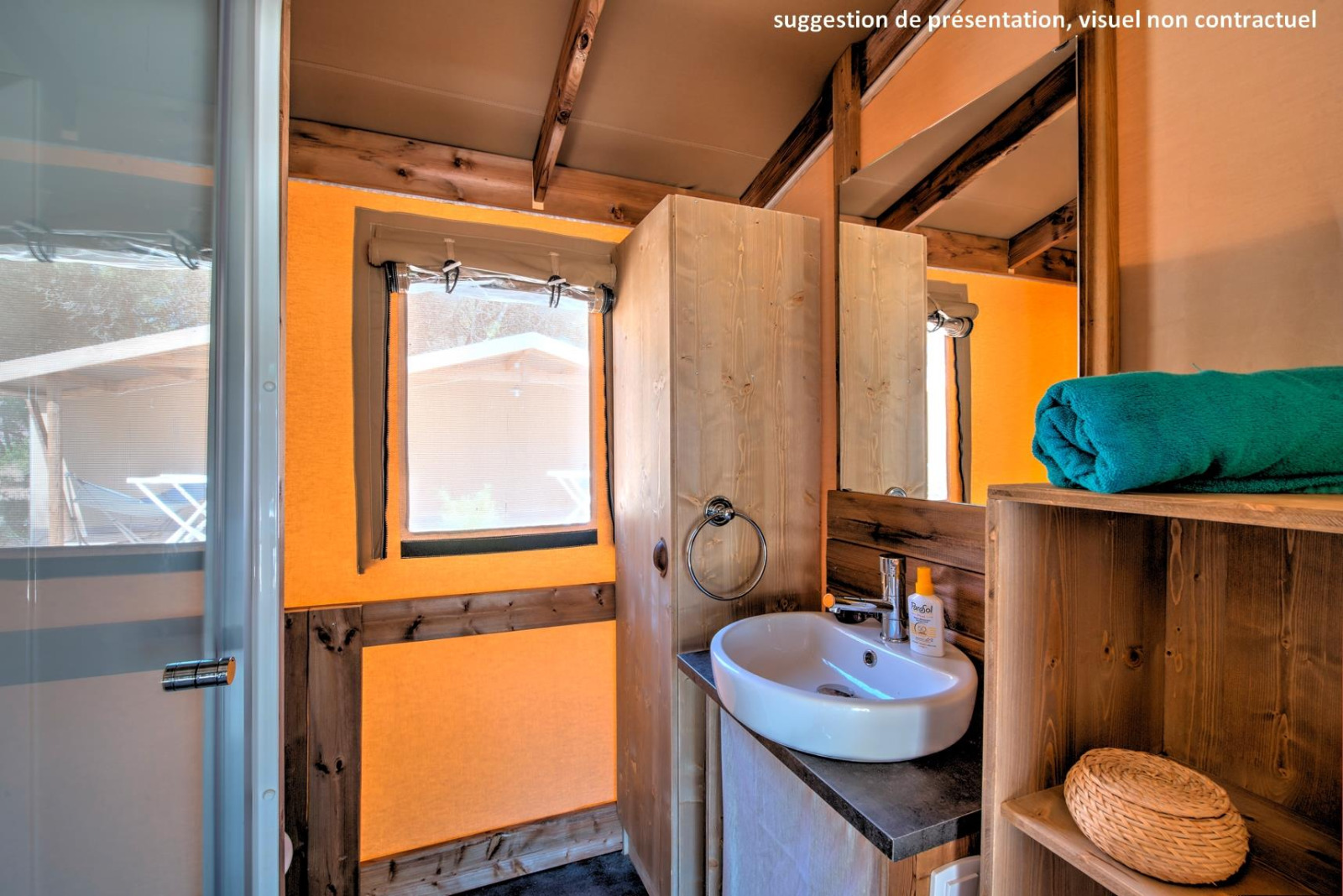 Badkamer in Ecolodge Cotton Toilée CONFORT safaritent bij Flower Camping Le Conleau in Frankrijk.