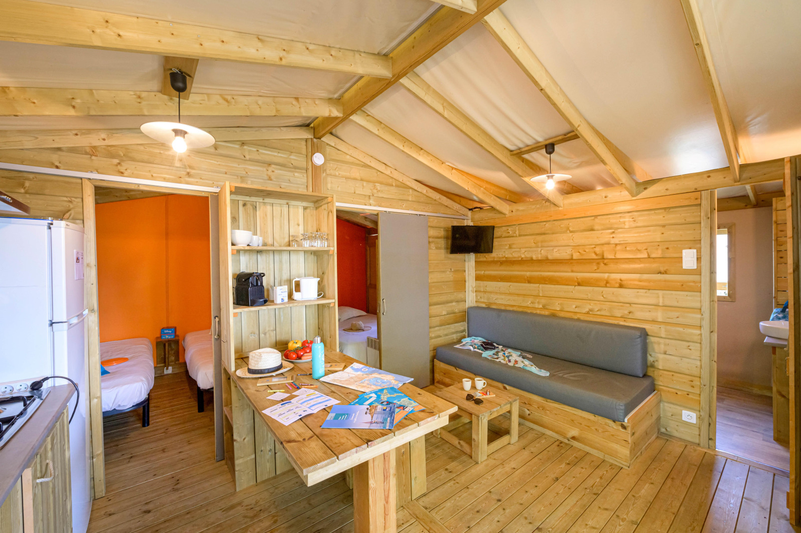 Gezellige houten lodge-interieur van Hut lodge Cosyflower PREMIUM op Flower Camping Le Conleau in Frankrijk.