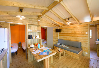 Gemütliches Innenraumfoto einer Holzhütte im Hut lodge Cosyflower PREMIUM auf Flower Camping Le Conleau.