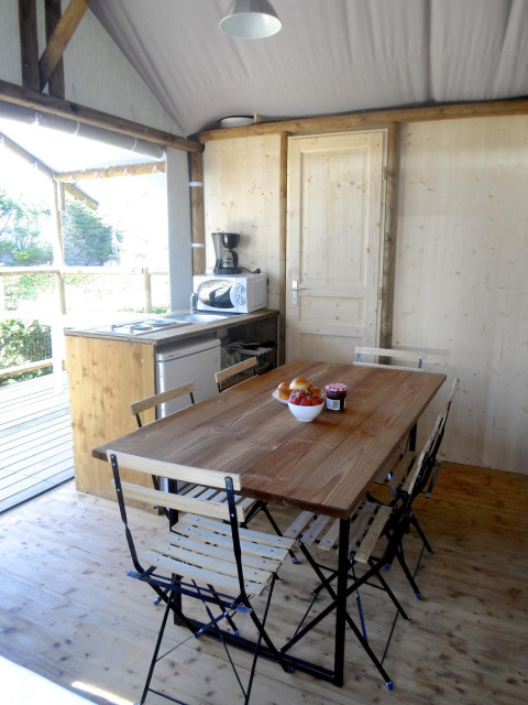 Interior de una tienda safari, Hut Lodge Standaard, en Flower Camping Le Bois d'Amour en Francia.