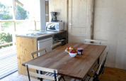 Interior de una tienda safari, Hut Lodge Standaard, en Flower Camping Le Bois d'Amour en Francia.