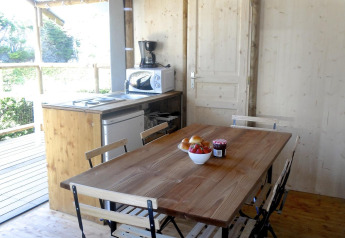 Innenraum eines Safari-Zeltes, Hut Lodge Standaard, bei Flower Camping Le Bois d'Amour in Frankreich.
