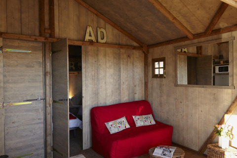 Interieur van een safaritent in Hut Lodge Comfort op Flower Camping Le Bois d'Amour, Frankrijk, rustiek ingericht.