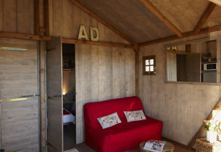Indretning af en safari hytte i Hut Lodge Comfort på Flower Camping Le Bois d'Amour i Frankrig, rustik stil.