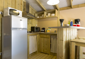 Holzküche mit modernen Geräten in einem Safari-Zelt im Hut Sweetflower Premium, Flower Camping Le Bois d'Amour, Frankreich.
