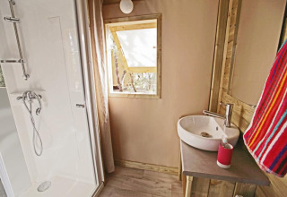 Bagno nella tenda safari Hut Sweetflower Premium al Flower Camping Le Bois d'Amour, Francia.