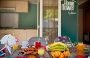 Ontbijttafel met fruit en gebak bij Homeflower Premium, Flower Camping Le Bois d'Amour, Frankrijk.