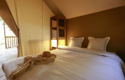 Habitación acogedora en la tienda Safari Tent Lodge Confort en Camping Demoiselles Plage en Francia.