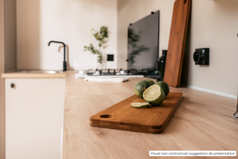 Cuisine moderne de lodge avec des citrons verts tranchés sur planche au Homeflower Premium 1 kamer, Flower Camping Les Dunes.