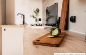 Modern lodge kitchen with sliced limes on a wooden cutting board at Homeflower Premium 1 kamer, Flower Camping Les Dunes.
