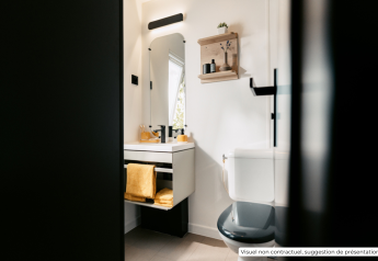 Modernes Badezimmer mit weißen Wänden, schwarzem WC, Waschbecken und gelbem Handtuch im Homeflower Premium.