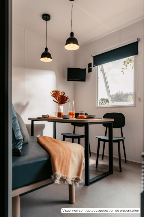 Intérieur lumineux et moderne du lodge Homeflower Premium 1 chambre au Flower Camping Les Dunes en France.