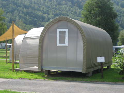 Tenda safari Coco Sweet al Camping Floreal La Roche-en-Ardenne in Belgio con paesaggio verde circostante.
