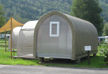 Tenda safari Coco Sweet al Camping Floreal La Roche-en-Ardenne in Belgio con paesaggio verde circostante.