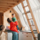 Gezin beleeft gezellige tijd in houten lodge bij Big Oak Tent op Holiday Park Sallandshoeve in Nederland.