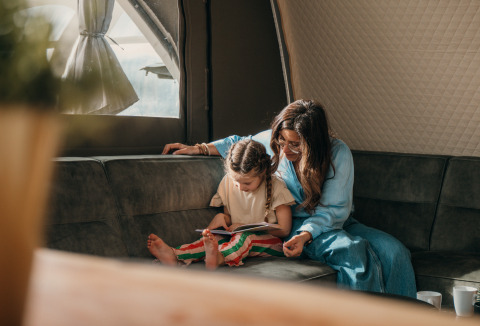Madre e hija leen juntas en la Big Oak Tent de Holiday Park Sallandshoeve, Países Bajos.