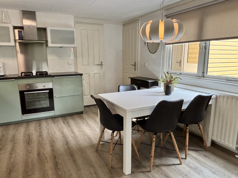 Moderne keuken en eetkamer in Cozy Lodge op Bungalowpark Het Verscholen Dorp, Nederland, stijlvol interieur.