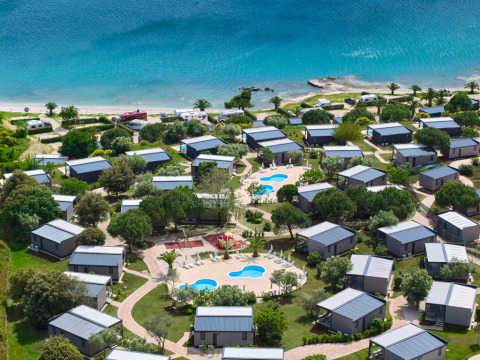 Vista aerea delle cabine Premium Holiday Home ad Aminess Planet Camping Sirena in Croazia, vicino al mare.