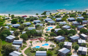 Fugleperspektiv af Premium Holiday Homes ved Aminess Planet Camping Sirena i Kroatien, nær havet.