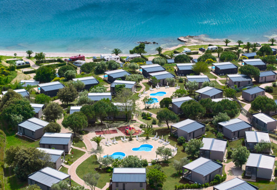 Vista aerea delle cabine Premium Holiday Home ad Aminess Planet Camping Sirena in Croazia, vicino al mare.