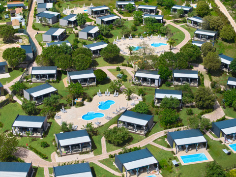Luchtzicht op Aminess Planet Camping Sirena in Istrië, Kroatië, met bungalows, paadjes en zwembaden.