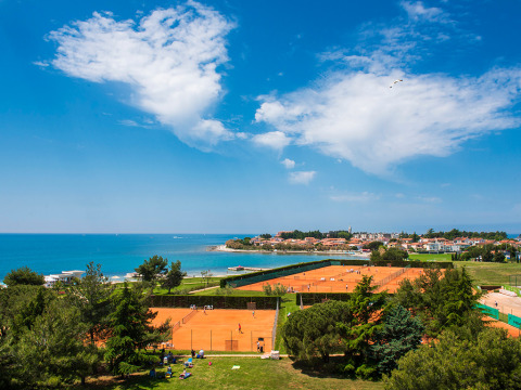 Vista sui campi da tennis, la costa e la città ad Aminess Planet Camping Sirena, villaggio vacanze in Istria, Croazia.