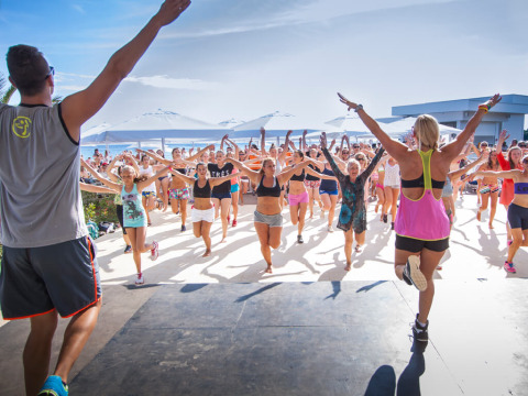 Groep mensen volgt een fitnessles buiten aan Aminess Planet Camping Sirena in Istrië, Kroatië.