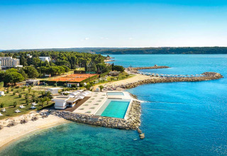 Vista aerea di Aminess Planet Camping Sirena in Istria, Croazia, con piscina, spiaggia e mare limpido.