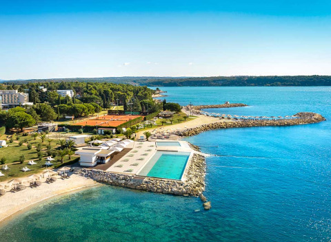 Luchtfoto van Aminess Planet Camping Sirena in Istrië, Kroatië, met zwembad, strand en blauwe zee.