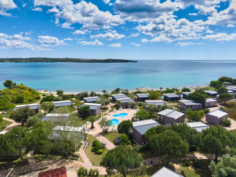Aminess Planet Camping Sirena vakantiepark aan de kust van Istrië, Kroatië met bungalows en zeezicht.